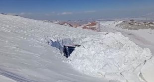 Yüksekova'da 5 metrelik kar tüneli oluştu