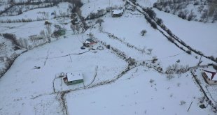 Kar yağışıyla beyaza bürünen Iğdır'ın dağ köylerinde kış çetin geçiyor