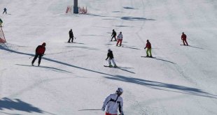 Hesarek Kayak Merkezi'ni 3 hafta içinde 25 bin kişi ziyaret etti