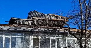 Kars'ta şiddetli rüzgar nedeniyle çatılar zarar gördü