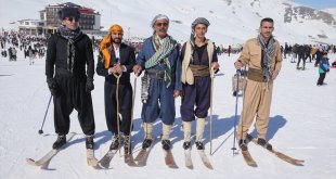 Şemdinlili gençler yöresel kıyafetleri ve tahta kayak takımlarıyla kar festivaline katıldı