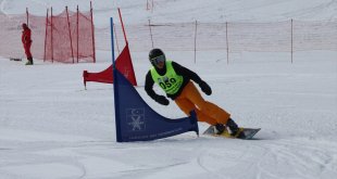 Snowboard 2. Etap Türkiye Şampiyonası Kurtuluş Kupası yarışları Erzincan'da başladı