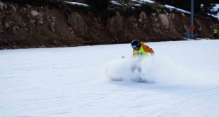 Snowboard Türkiye Şampiyonası Ergan Dağı'nda başladı