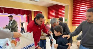 Ağrı'da Kızılay'dan özel öğrencilere kışlık yardım