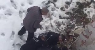 Polis genç kızı zor sakinleştirdi