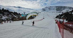 Erzincan'da yerli ve yabancı ekstrem sporcuları 'yamaç paraşütüyle kayak' yaptı
