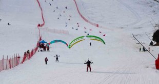 Ergan Dağı'nda yamaç paraşütlü kayak keyfi