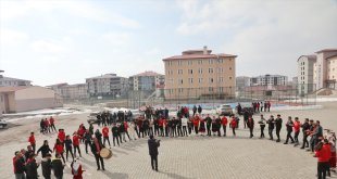 Türkiye şampiyonu atlet öğrenciler, meşalelerle karşılandı