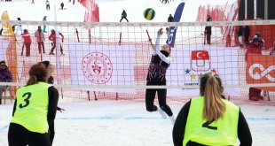 Erzurum'da düzenlenen Üniversiteler Arası Türkiye Kar Voleybolu Şampiyonası tamamlandı