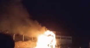 Elazığ'da kamyon alev alev yandı