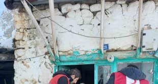 Kızılay ekipleri Hamur'da 470 haneye kıyafet ulaştırdı