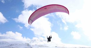 Hazarbaba Dağı'nda göl manzarası eşliğinde yamaç paraşütü keyfi