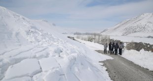 Çığ nedeniyle yolu kapanan mezrada yaşayanlar çetin kış şartlarıyla mücadele ediyor