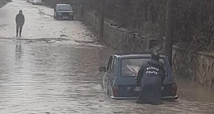 Elazığ'da yoğun yağış sonrası ev ve iş yerlerini su bastı, araçlar mahsur kaldı