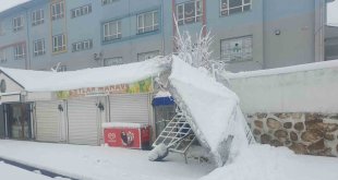 Başkale'de eğitime ara verildi, 132 yerleşim yerinin yolu ulaşıma kapandı