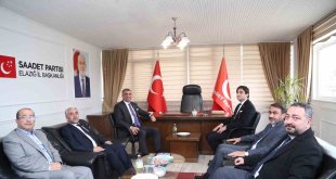 Elazığ'da CHP'li aday seçim öncesi diğer siyasi partilerin adayları ile bir araya geldi