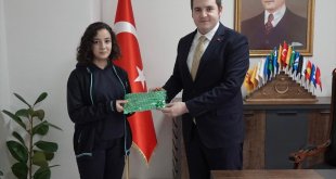 Arapgir'de TÜBİTAK yarışmasında derece yapan öğrenci kaymakamı ziyaret etti