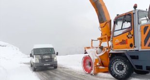 Muş'ta kar nedeniyle araçlarıyla yolda kalanlar kurtarıldı