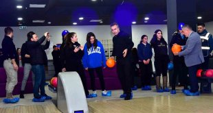 Vali Çiçek öğrencilerle bowling oynadı
