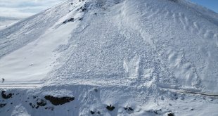 Van'da çığ nedeniyle kapanan mezra yolu açıldı