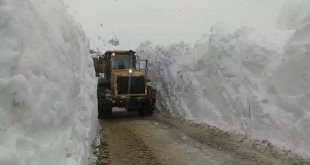 Yüksekova'da 5 metrelik kar tünelinde çalışma