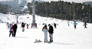 Kar kalınlığının 154 santimetre ölçüldüğü Sarıkamış Kayak Merkezi'ndeki turizmciler mutlu