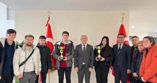 Kaymakam İkiş, dart turnuvasında dereceye giren öğrencileri ağırladı