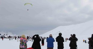 Bingöl'deki kayak merkezinde, paraşütçüler fotoğrafçılar için uçuş yaptı