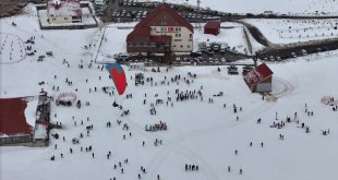 Bingöl'deki fotoğrafçılık maratonunda Hesarek'teki paraşüt ve kayak gösterisi görüntülendi
