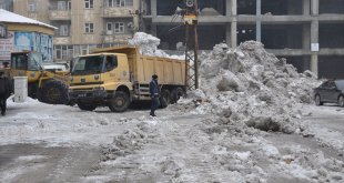 Yüksekova'da kar yığınları iş makineleriyle şehir dışına taşınıyor