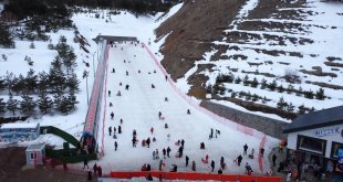 Erzurum'da anneler Palandöken'de çocuklarıyla kızakla kayıp eğlendi