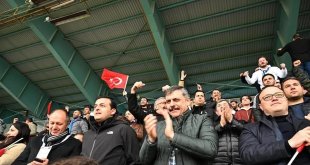 Vali Çiftçi öğrencilerle tribünde maç izledi