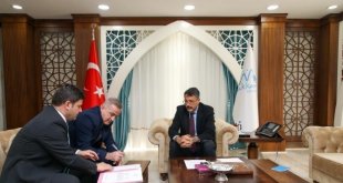 Hayırsever iş adamı iki arsasını okul yapımı için bağışladı