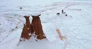 Erzurum'daki Narman Peribacaları'nda kar üstünde dörtnala gezi