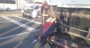 Malatya'da hafif ticari araç trambüsle çarpıştı: 1 ölü, 2 yaralı