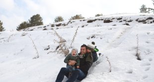 Ağrı'da çocuklar poşetlerle kayak keyfi yaptı