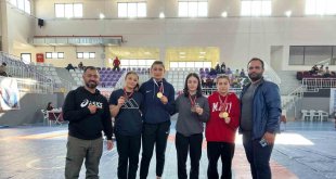 Kadınlar Güreş Türkiye Şampiyonası'nda Erzincanlı sporculardan büyük başarı