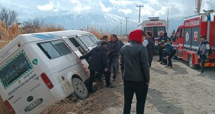 Yolcu minibüsü tahliye kanalına düştü