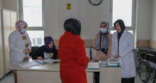 Sağlıkçılar "kanserde erken tanı" için mobil tırla mahalle mahalle dolaşıyor