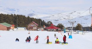 Ardahanlı öğrenciler Yalnızçam Kayak Merkezi'nde kızakla kayarak eğlendi