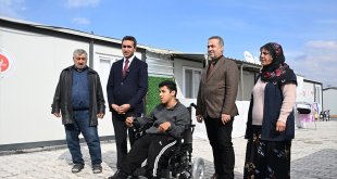 Malatya'da engelli depremzedeye tekerlekli sandalye desteği