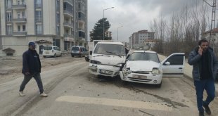 Malatya'da kamyonetle otomobilin çarpıştığı kazada 2 kişi yaralandı