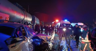 Malatya'da iki otomobil kafa kafaya çarpıştı: 3 yaralı