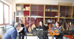 Vali Polat, öğrencilerle masa tenisi oynadı