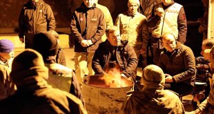 Erzincan Valisi Aydoğdu, toprak altında kalan işçilerin ailelerini ziyaret etti