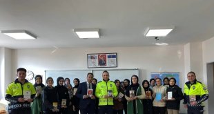 Trafik polisleri, öğrencilere mesleklerini tanıtıp kitap hediye etti