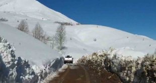 Bingöl'ün Yayladere ilçesi kırsalında kardan kapanan köy yolları açılmaya çalışılıyor