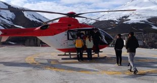 Van'ın Bahçesaray ilçesinde rahatsızlanan bebek ambulans helikopterle şehir merkezine sevk edildi
