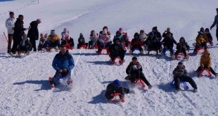 Vali Çiftçi çocuklarla kızak kaydı, gençlerle kayak yaptı