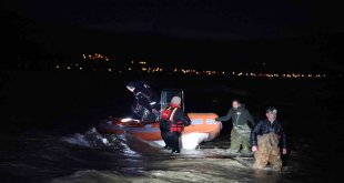 Baraj gölünde mahsur kalan 2 balıkçı, 4 saatlik çalışma sonucu kurtarıldı